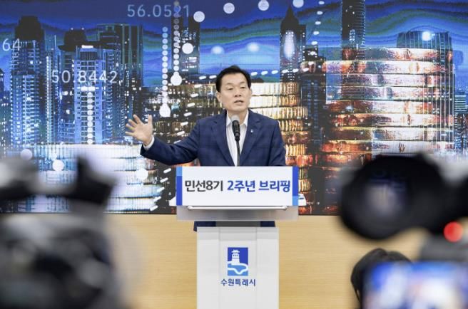 이재준 수원시장이 브리핑에서 발언하고 있다.