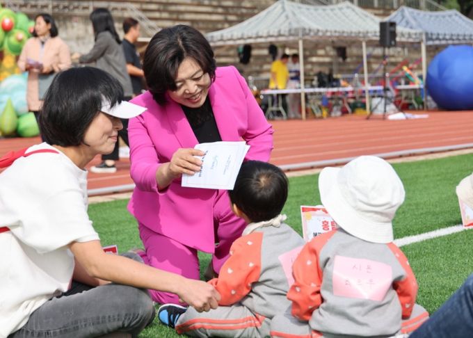 2023년 10월 열린 과천 어린이집 한마음 체육대회에서 신계용 시장이 아이에게 햇볕을 가려주고 있는 모습