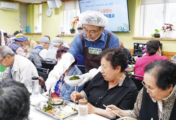 지난 8일 면목종합사회복지관에서 류경기 중랑구청장이 배식봉사를 실시하고 있다.