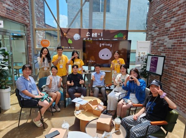 지난 3일 수요일, 청년샵에서 전남형 청년마을 만들기 사업에 선정된 ‘강진청년협동조합 편들’의 ‘스테이 돌담빌리지 1기 입단식’이 열린 가운데, 청년 예술가들이 활기찬 출발을 다지고 있다.