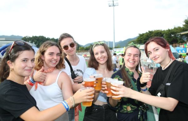 지난해 열린 제1회 강진하맥축제에 참여한 외국인 관광객들.