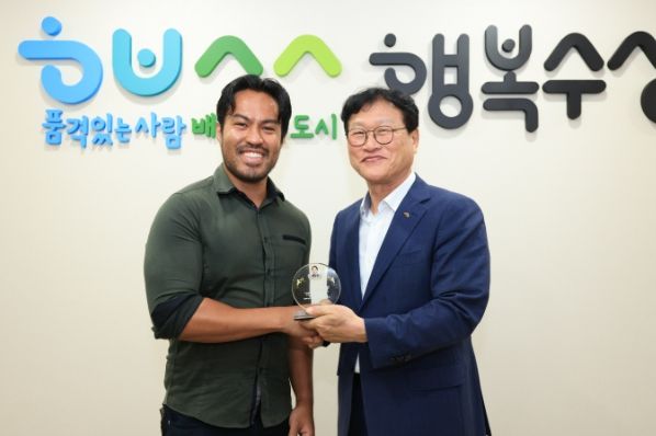 대구 수성구와 호주 블랙타운시 사이 가교 역할을 담당한 호주 블랙타운시 공무원 산토스 레지날드 씨(33)가 3개월가량 수성구 파견 근무를 마치고 김대권 수성구청장과 기념 촬영하고 있다.