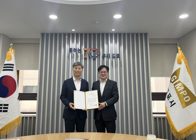 위촉식 사진(좌 김포시국제교류협력관 / 우 김포시장)