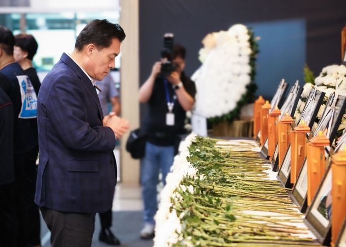 이재준 수원시장이 화성시 공장 화재사고 희생자 추모분향소에서 묵념하고 있다.