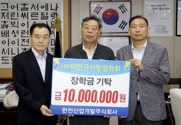 사진 왼쪽이 노충호 에너지사업본부장