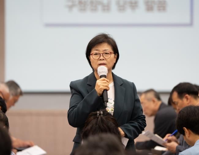 이순희 서울 강북구청장이 지난 9일 강북구청 강당에서 열린 직원 조례에서 직원들에게 감사 인사를 전하며 앞으로의 포부를 전하고 있다.