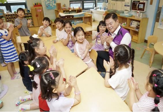 어린이집을 방문한 이필형 동대문구청장
