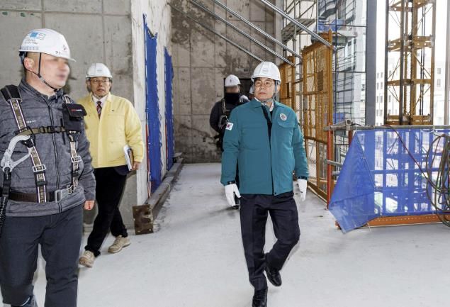 지난 3월 박강수 구청장이 지역내 대형 건축공사현장을 찾아 안전 점검을 실시했다