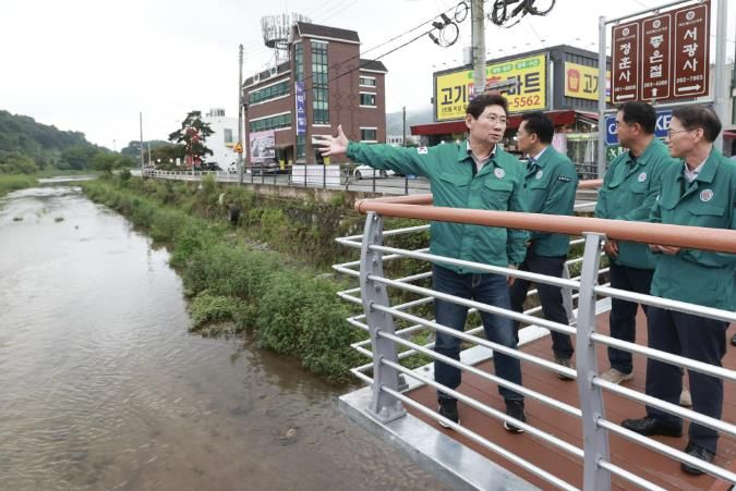 이상일 용인특례시장이 9일 수지구 고기동 고기교 주변을 방문해 호우 대비 현장점검을 했다.