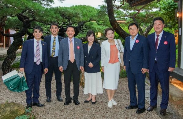 주낙영 경주시장과 김석기 국회의원, 이동협 경주시의장이 9일 오후 경주를 찾은 일본 한일우호의원연맹 의원들과 지역의 한 식당에서 기념촬영을 하고 있다