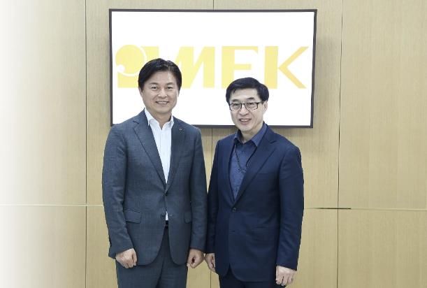 조용익 부천시장(왼쪽)이 강기상 대표이사와 기념촬영하는 모습