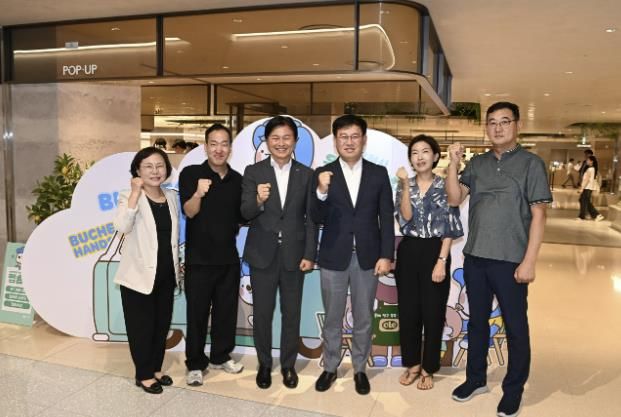 지난 9일 팝업스토어 앞에서 조용익 부천시장(왼쪽에서 세번째), 박화복 부천시 복지위생국장(맨왼쪽), 참여업체 관계자들이 함께 기념촬영하는 모습