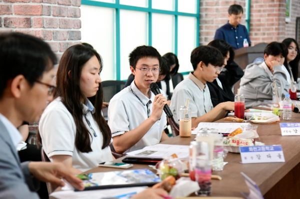 최문순 군수와 화천지역 중고교 학생 대표단 간의 간담회가 지난 10일 화천커뮤니티센터 스터디 카페에서 열렸다.