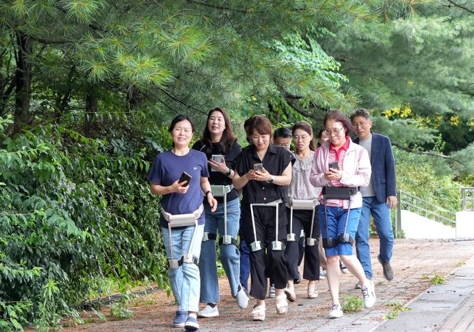 1. 천안시는 최근 보행보조 웨어러블 로봇을 개발하는 ‘위로보틱스’ 체험 행사를 개최했다.
