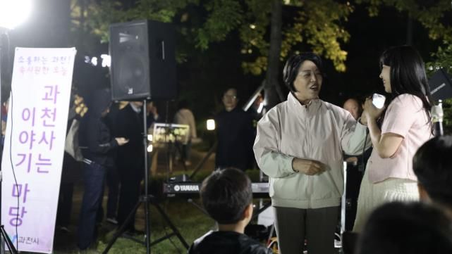 신계용 과천시장이2024년 5월 열린 시민간담회 '과천사는 이야기마당'에서 임신중인 한 시민과 이야기 나누고 있다