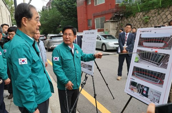박강수 마포구청장, 한덕수 국무총리와 침수 취약 주택가 현장 점검