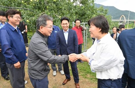 농림축산식품부 장관, 군위군 사과 농원, 농산물유통센터 방문