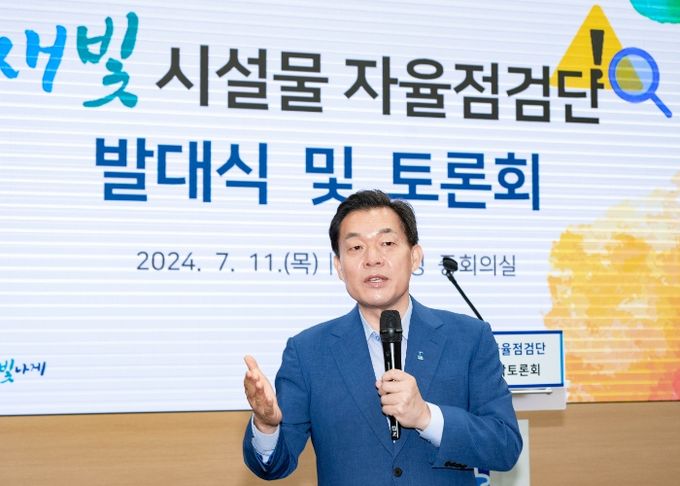 이재준 수원시장이 발대식에서 인사말을 하고 있다.