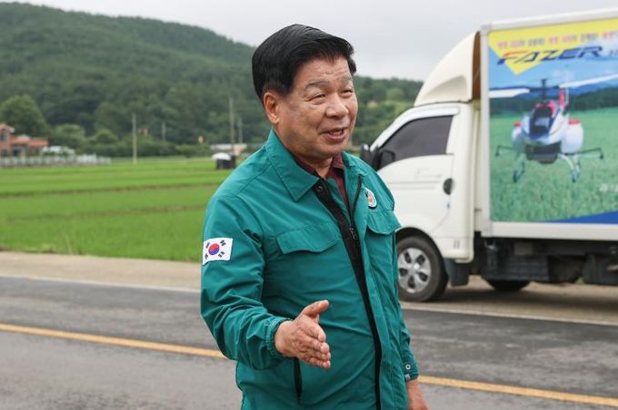 이상근 고성군수, 벼 병해충 공동방제 현장 방문