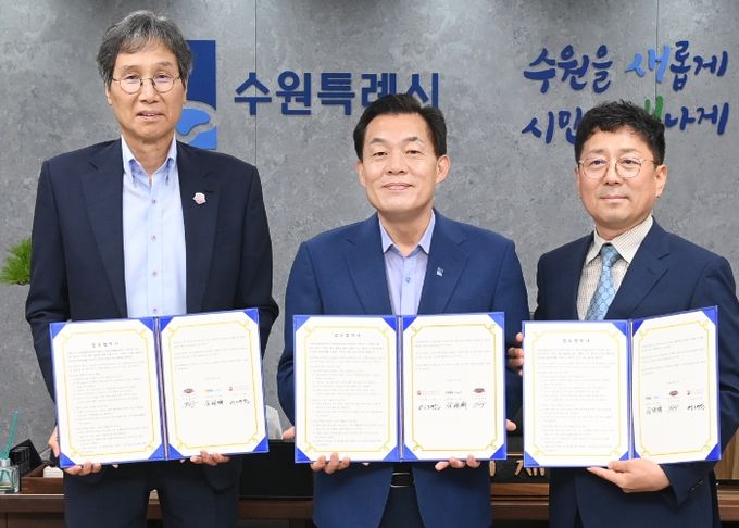 수원경실련과 수원FC, 수원시자원봉사센터가 수원새벽빛야학을 돕기 위한 업무협약을 체결했다. 왼쪽부터 최순호 수원FC 단장, 이재준(수원시장) 수원시자원봉사센터 이사장, 김상연 수원경실련 공동대표 등 순이다.