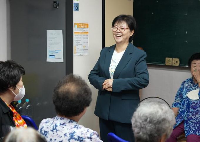 이순희 강북구청장이 번1동경로당에서 어르신들과 인사를 나누고 있다.