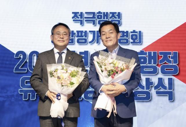 이재준 수원시장(오른쪽)이 수상 후 고기동 행정안전부 차관과 함께하고 있다.