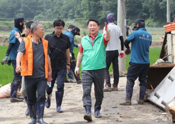 서철모 서구청장이 서구 용촌동 수해 현장 복구 작업을 하고 있다