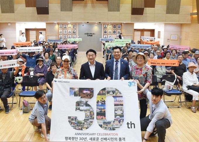 김동근 시장이 7월 12일 노인일자리사업 참여자 안전교육에서 어르신들과 함께 기념사진을 찍고 있다.