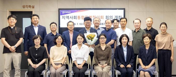 지난 10일 최충규 대덕구청장(사진 두 번째 열 왼쪽 다섯 번째)과 정윤경 지역사회통합돌봄협의회 공동위원장(사진 첫 번째 열 오른쪽 세 번째), 그리고 지사협위원들이 회의를 마치고 기념 사진을 촬영하고 있다.