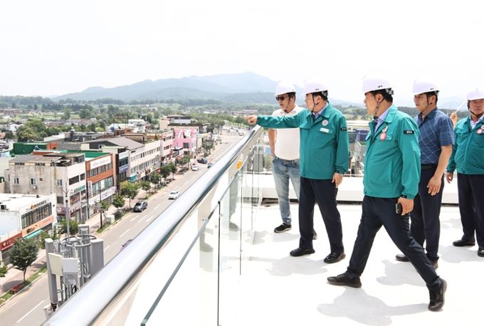 주낙영 경주시장이 지난 12일 막바지 공사가 한창인 ‘황오 커뮤니티센터’와 ‘황촌상권활력소’ 조성 현장을 찾아 점검에 나섰다.