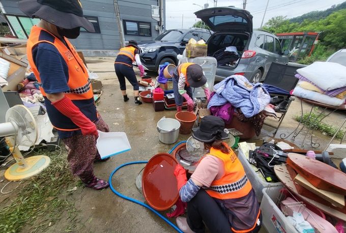 영천시 자원봉사자들이 침수 피해를 입은 가구에서 복구작업에 구슬땀을 흘리고 있다.