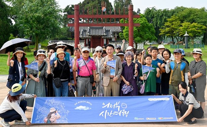 김동근 시장이 7월 13일 ‘의정부 시간여행’ 1일 가이드로 나서 여행객들과 함께 기념사진을 찍고 있다.