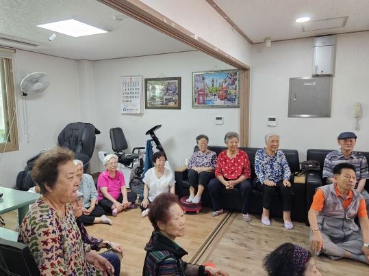 13일 토요일, 정릉1동경로당에 모인 어르신들이 시원한 에어컨과 선풍기 바람을 쐬며 담소를 나누고 있다.