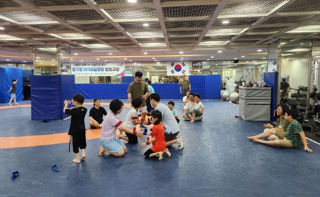 가족과 함께 레슬링 배우며 체력 쑥쑥 키워요, 서울 중구 여자레슬링팀에게 직접 배우는 레슬링의 진수