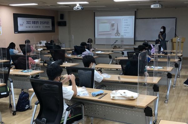 2022년 여름방학 창의과학캠프에서 수강생들이 실험준비를 하고 있다