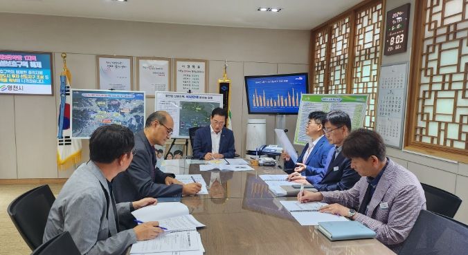 최기문 영천시장, 김진현 부시장, 신임부서장들이 주요업무보고를 진행하고 있다.
