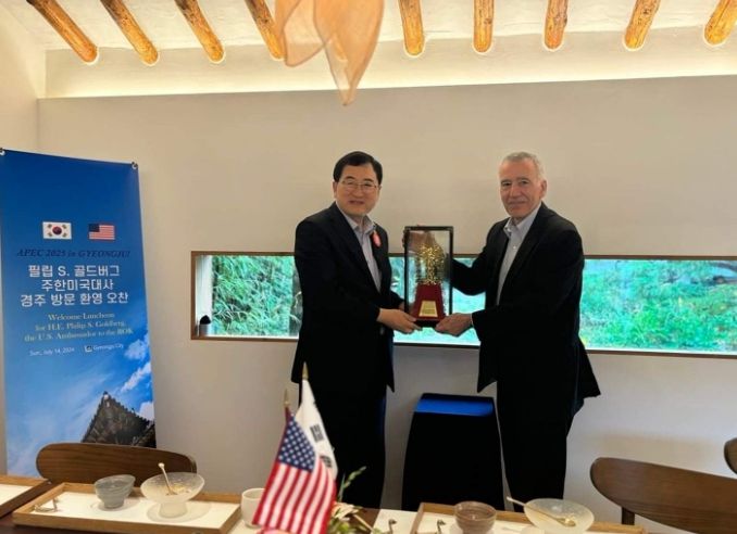 필립 골드버그 주한미국대사가 14일 주낙영 시장과 경주의 한 음식점에서 기념 촬영을 하고 있다.