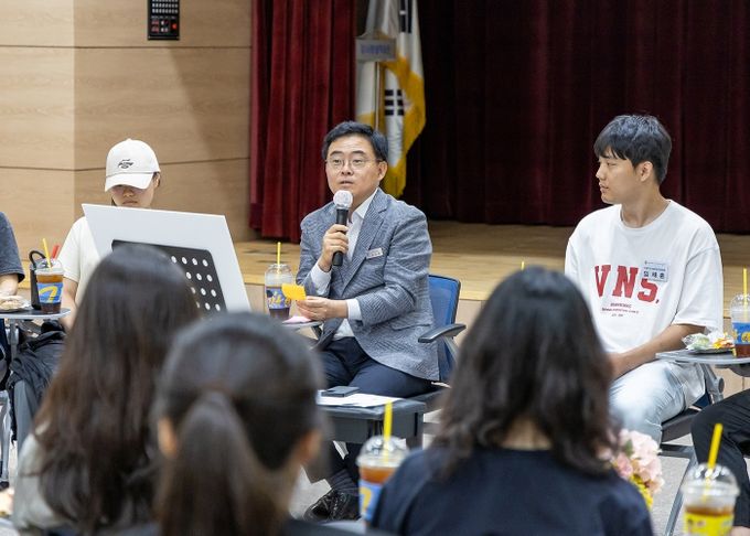 진교훈 서울 강서구청장(정면 가운데)이 강서평생학습관에서 열린 ‘대학생 행정·복지 체험단 티톡(Tea Talk) 간담회’에서 학생들과 대화하고 있다.
