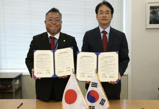 고양시-Vbest(베리베스트)법률사무소 업무협약 체결식((좌)하기와라 타츠야, (우)이동환 고양특례시장)