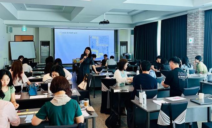 연수에 참여한 교사들이 김점선 교사와 함께 글쓰기 활동 실습을 하고 있다.