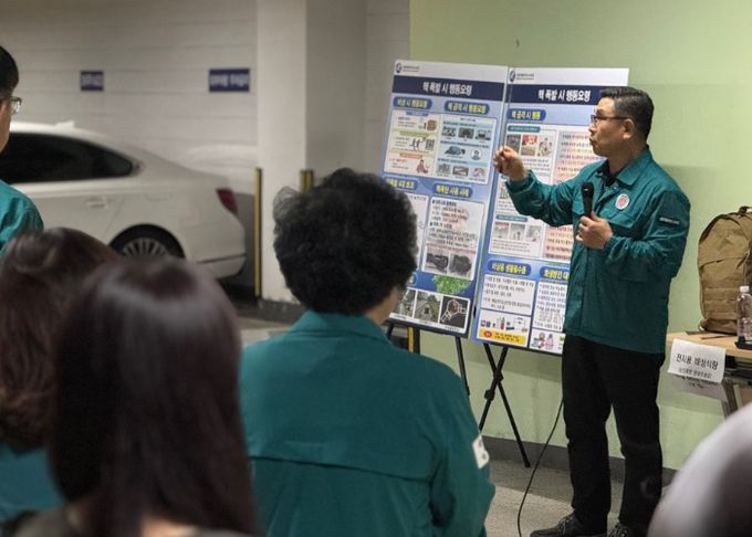 22일 오후, 세종시교육청 전체 직원들이 공습 상황 대피 훈련을 하고 있다.