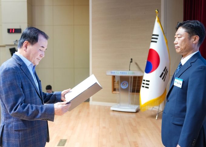 김지철 충청남도교육감이 임유철 태안교육지원청 교육과장에게 임명장을 수여하고 있다.