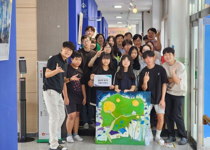 임현주 화가, 영덕 병곡중학교에 그림 작품 기증