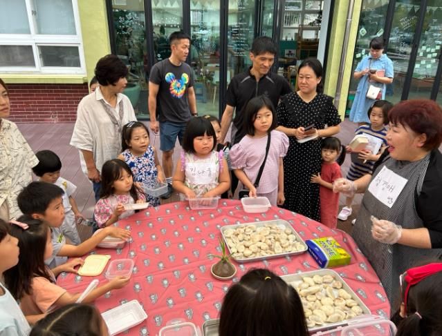 “직접 만든 송편, 할머니‧할아버지께 드려요”