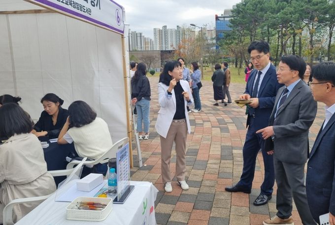 ‘제4회 전라남도 평생학습박람회’에 참여한 전남교육청 소속 기관 체험부스가 운영되고 있다.