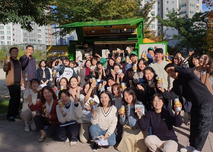 10월 23일, 두루중학교(왼쪽)과 두루유치원(오른쪽)을 대상으로 한 ‘전문적학습공동체 1차 지원 행사’가 열리고 있다.