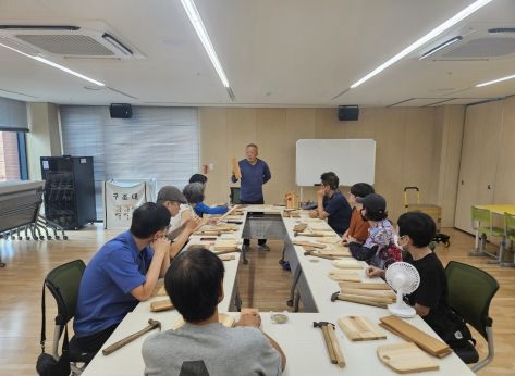 대구 수성구(구청장 김대권)는 1인 가구 주민이 고립감과 우울감을 해소하고 건강한 삶을 영위할 수 있도록 운영하는 ‘중장년 1인 가구 사회관계망 형성 프로그램’ 진행 모습