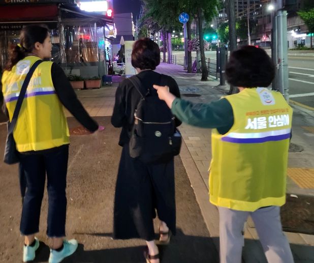 도봉구 안심귀가스카우트 대원이 구민의 안전한 귀갓길을 위해 동행하고 있다