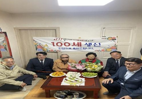 칠곡군, 노인의 날 기념 100세 어르신에 청려장 전달