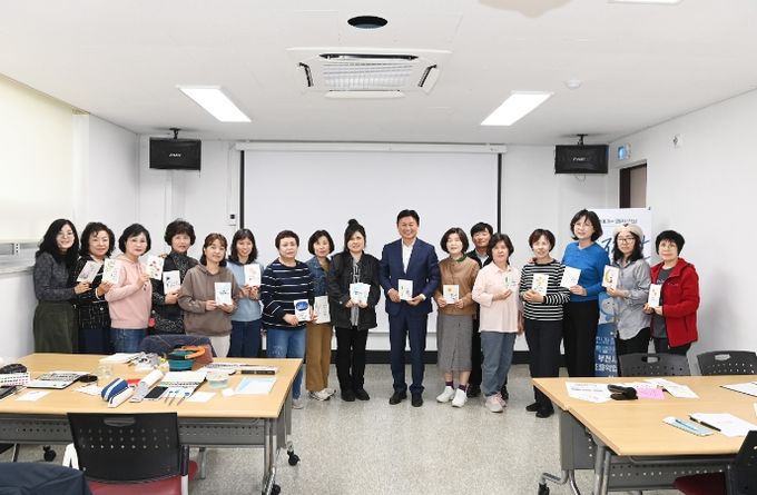 조용익 부천시장이 주민자치프로그램 캘리그라피 수업에 참여해 아기환영 출생축하카드를 제작 후 수강생들과 기념촬영을 하고 있다.